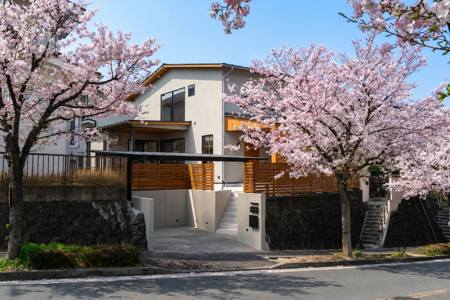 桜並木に面した木造2階建て住宅の外観